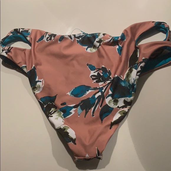 Splendid bikini! - Picture 2 of 5